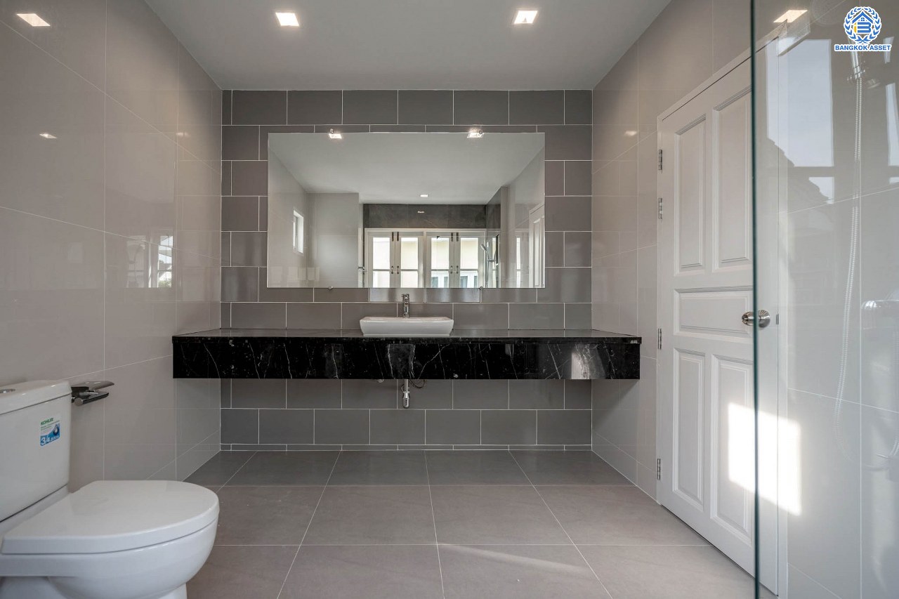 บ้านมือสองตกแต่งใหม่ โครงการ ลัดดารมย์ เพชรเกษม69 ตกแต่งหรูหราดีไซน์สุด Classic วิวสวนสาธารณะ ใกล้ส่วนกลาง บนเนื้อที่ 173.5 ตร.ว. ฟังก์ชันจัดเต็ม 4 ห้องนอน 4 ห้องน้ำ 1 ห้องอเนกประสงค์ 1 ห้องแม่บ้าน จอดรถได้ถึง 2 คัน บนทำเลศักยภาพ เชื่อมต่อหลายเส้นทาง ใกล้เดอะมอลล์บางแค จุดขึ้นทางด่วน "กาญจนาภิเษก" และรถไฟฟ้าสายสีน้ำเงิน "สถานีหลักสอง"